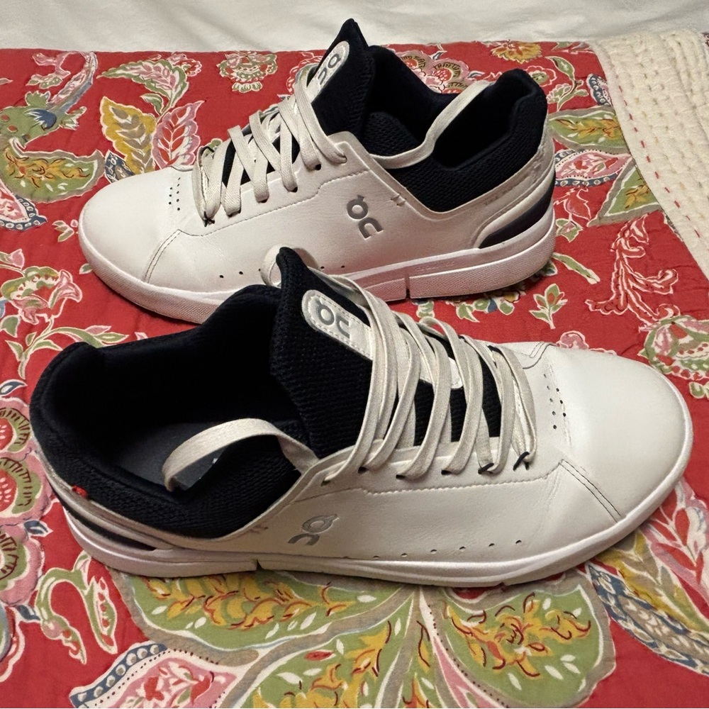 ON Sneakers THE ROGER White and Navy Midnight Tennis  Sneakers. Size 8.
